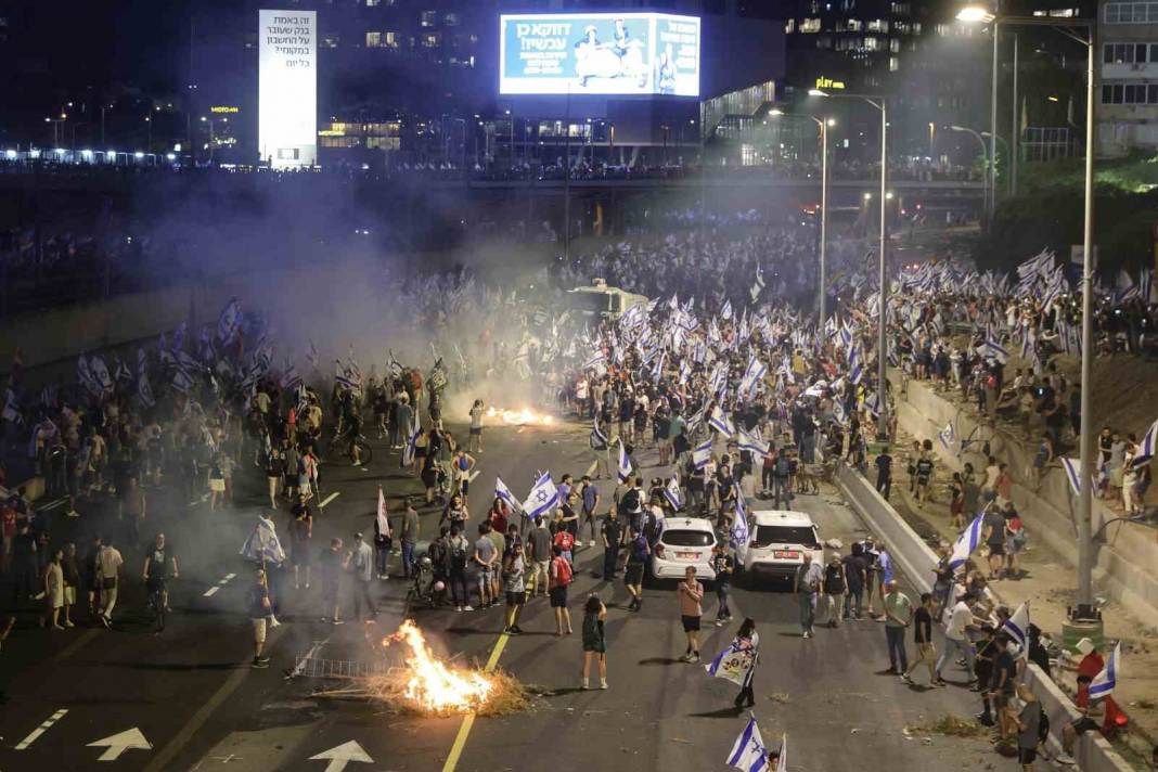 İsrail'de protestolar büyüyor! İsrail’de bir sürücü aracıyla protestocuların arasına daldı 2