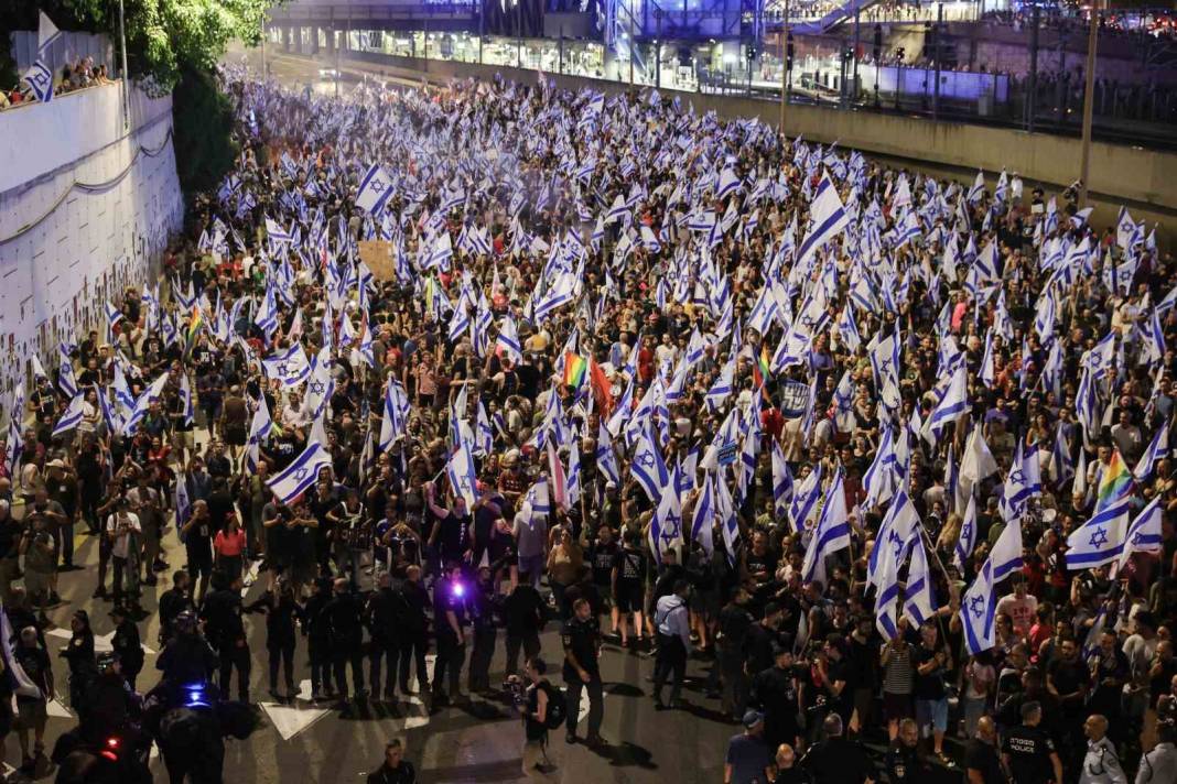 İsrail'de protestolar büyüyor! İsrail’de bir sürücü aracıyla protestocuların arasına daldı 3