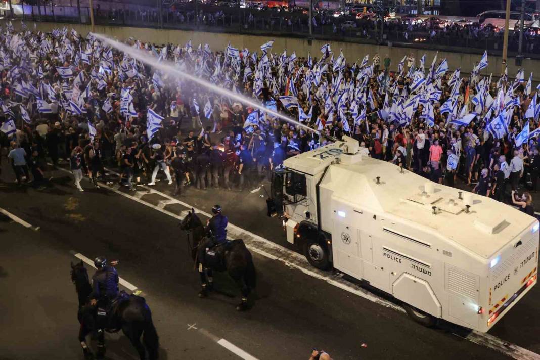 İsrail'de protestolar büyüyor! İsrail’de bir sürücü aracıyla protestocuların arasına daldı 4