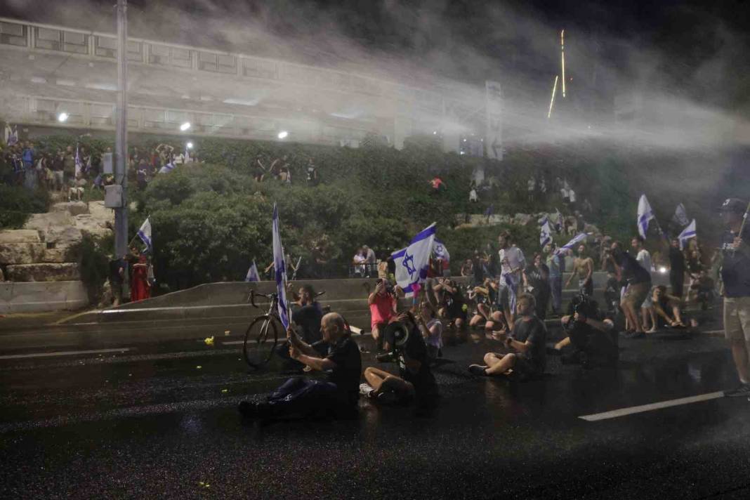 İsrail'de protestolar büyüyor! İsrail’de bir sürücü aracıyla protestocuların arasına daldı 5