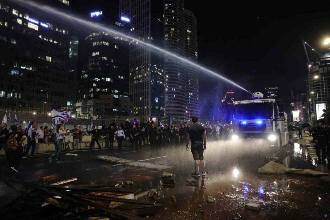 İsrail'de protestolar büyüyor! İsrail’de bir sürücü aracıyla protestocuların arasına daldı 6