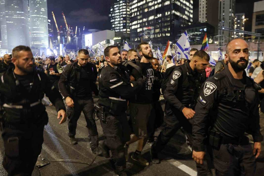 İsrail'de protestolar büyüyor! İsrail’de bir sürücü aracıyla protestocuların arasına daldı 7