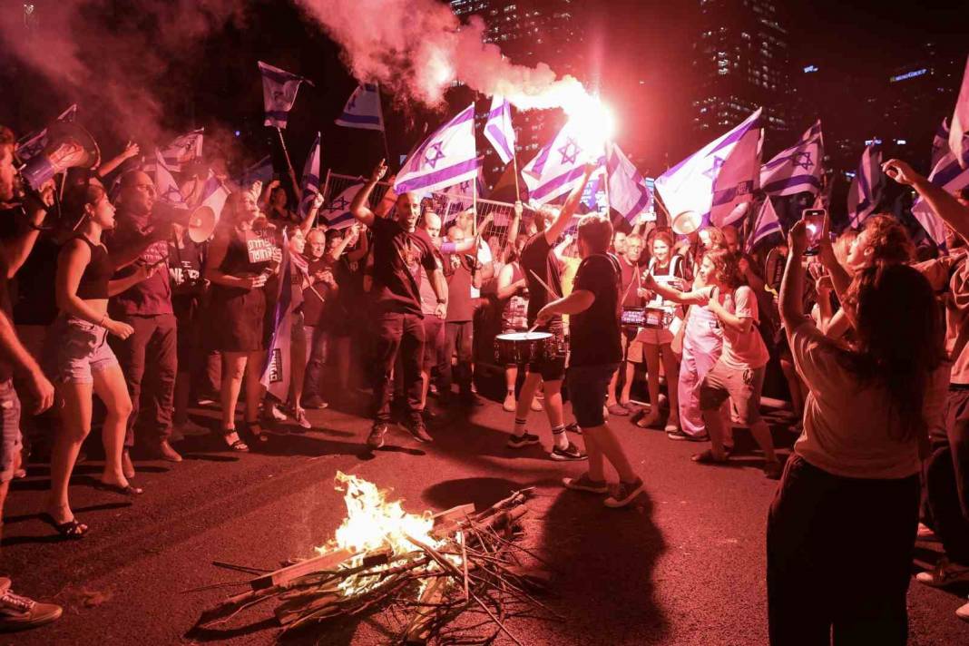 İsrail'de protestolar büyüyor! İsrail’de bir sürücü aracıyla protestocuların arasına daldı 8