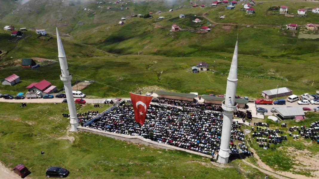 Görenler şaşıp kalıyor! Çatısı olmayan açık hava camisinde 562 yıldır insanlar çimen üzerinde namaz kılıyor 1