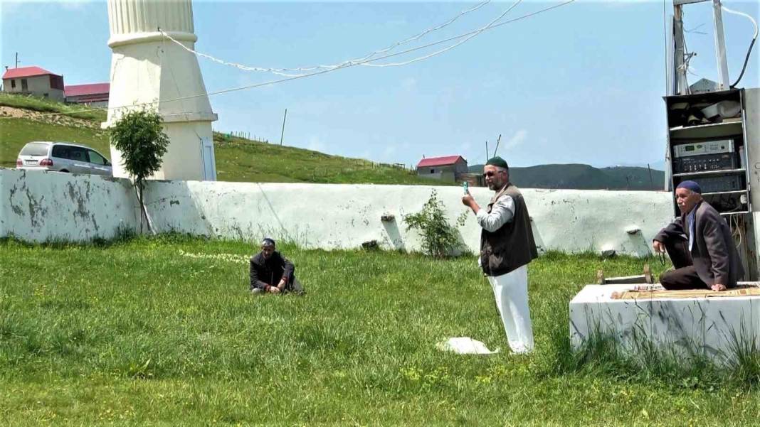 Görenler şaşıp kalıyor! Çatısı olmayan açık hava camisinde 562 yıldır insanlar çimen üzerinde namaz kılıyor 4