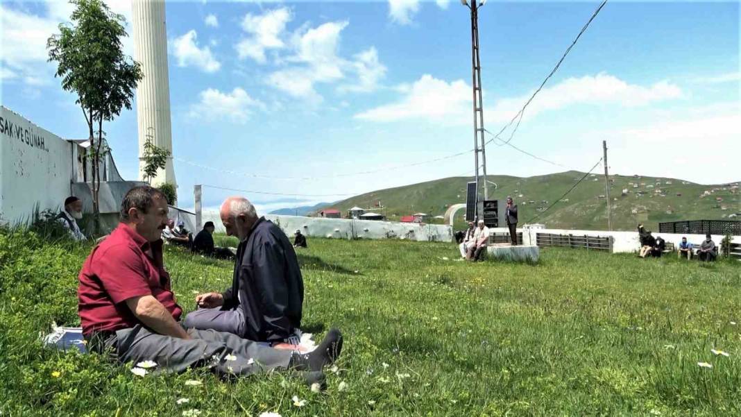 Görenler şaşıp kalıyor! Çatısı olmayan açık hava camisinde 562 yıldır insanlar çimen üzerinde namaz kılıyor 6