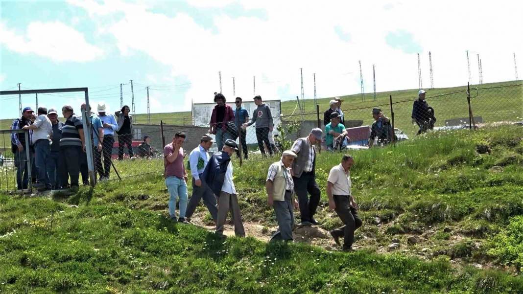 Görenler şaşıp kalıyor! Çatısı olmayan açık hava camisinde 562 yıldır insanlar çimen üzerinde namaz kılıyor 7