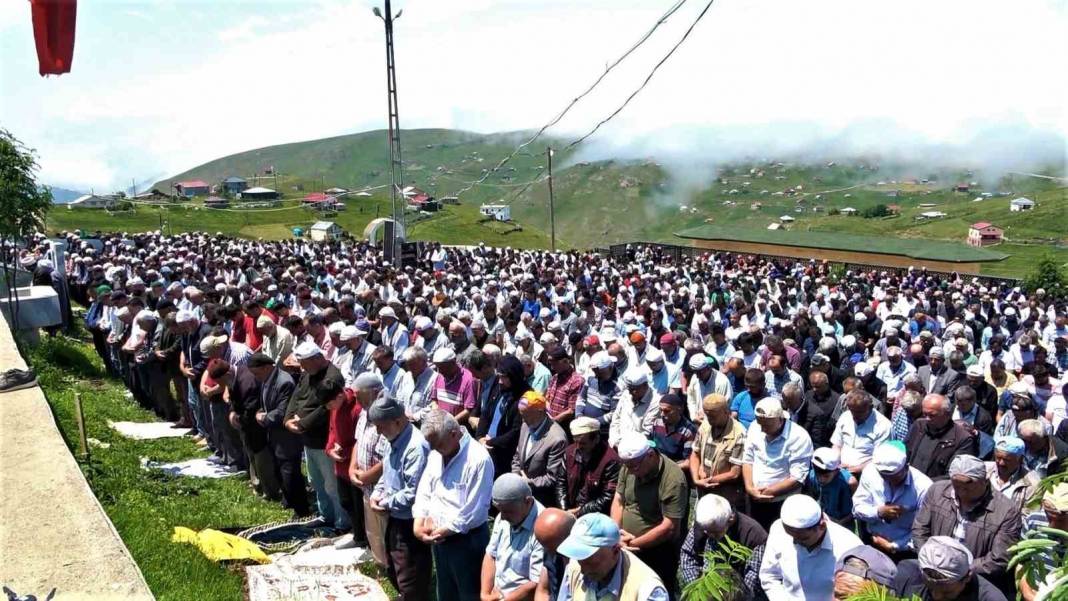 Görenler şaşıp kalıyor! Çatısı olmayan açık hava camisinde 562 yıldır insanlar çimen üzerinde namaz kılıyor 8