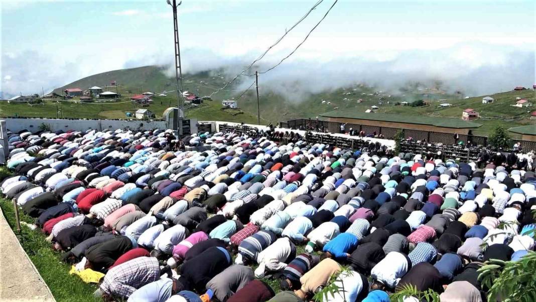 Görenler şaşıp kalıyor! Çatısı olmayan açık hava camisinde 562 yıldır insanlar çimen üzerinde namaz kılıyor 9