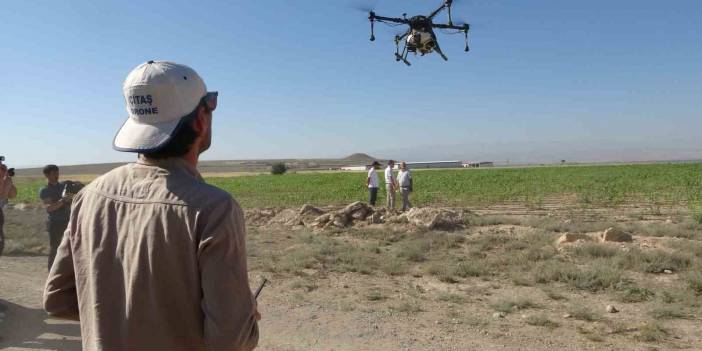 Teknolji gelişmeler tarımda gelir ve kaliteyi artırıyor, Niğde’de tarlalar dron ile ilaçlanıyor