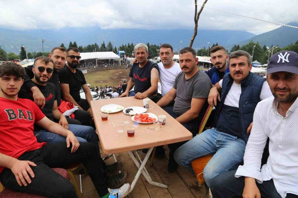 Kafkasör Festivali’nin 3. gününde 32 boğa güreşti, izleyenler seyir zevkine doyamadı, işte o muhteşem anlar 6