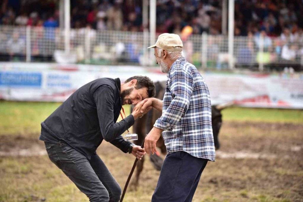 Kafkasör Festivali’nin 3. gününde 32 boğa güreşti, izleyenler seyir zevkine doyamadı, işte o muhteşem anlar 7