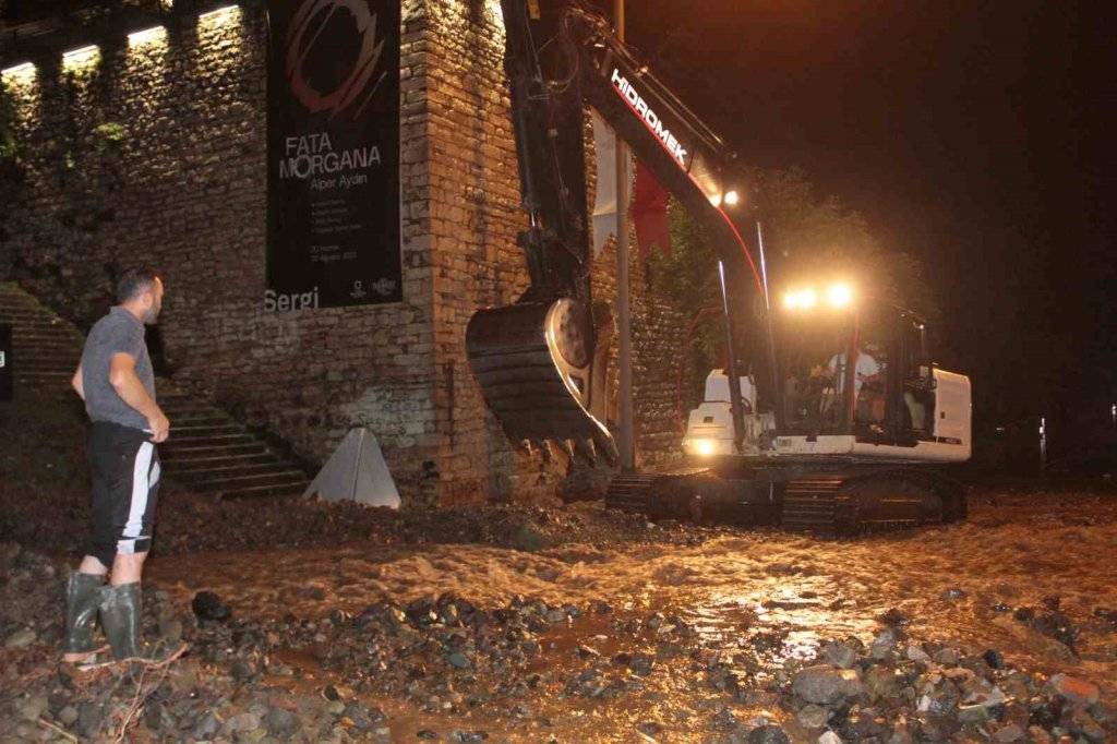 Ordu'da etkili olan sel sonrası karadeniz sahil yolu kapatıldı, görüntüler felaketin etkisini gözler önüne serdi 3