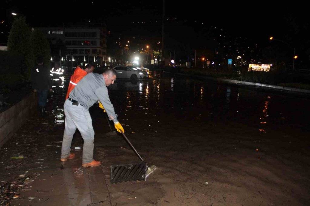 Ordu'da etkili olan sel sonrası karadeniz sahil yolu kapatıldı, görüntüler felaketin etkisini gözler önüne serdi 4