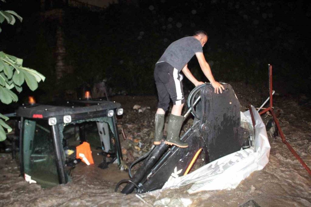 Ordu'da etkili olan sel sonrası karadeniz sahil yolu kapatıldı, görüntüler felaketin etkisini gözler önüne serdi 5