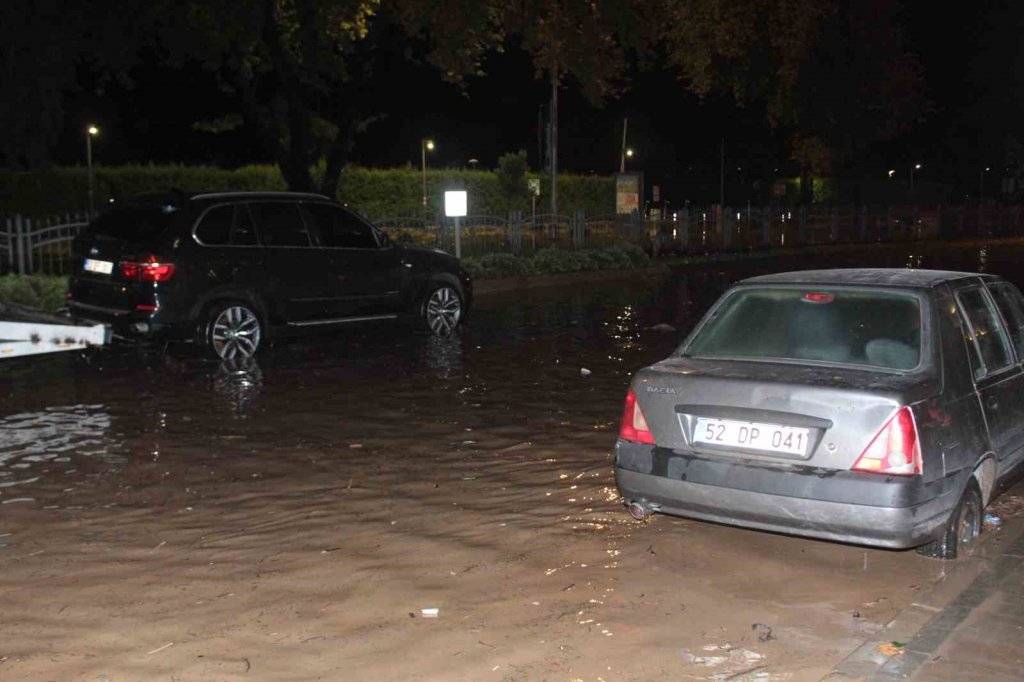 Ordu'da etkili olan sel sonrası karadeniz sahil yolu kapatıldı, görüntüler felaketin etkisini gözler önüne serdi 6