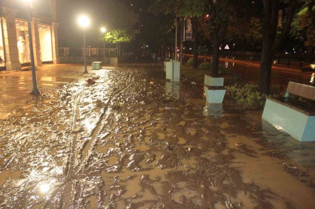 Ordu'da etkili olan sel sonrası karadeniz sahil yolu kapatıldı, görüntüler felaketin etkisini gözler önüne serdi 8