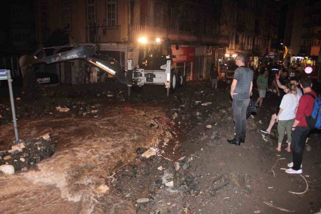 Ordu'da etkili olan sel sonrası karadeniz sahil yolu kapatıldı, görüntüler felaketin etkisini gözler önüne serdi 9