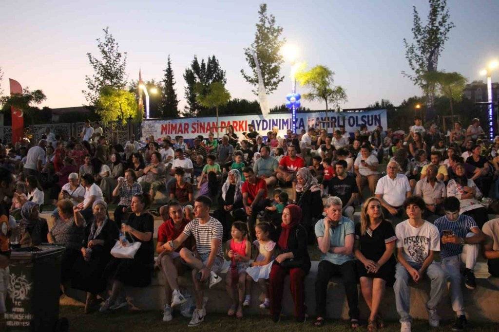 Aydın Mimar Sinan Parkı, düzenlenen Derya Uluğ konseriyle hizmete açıldı 10