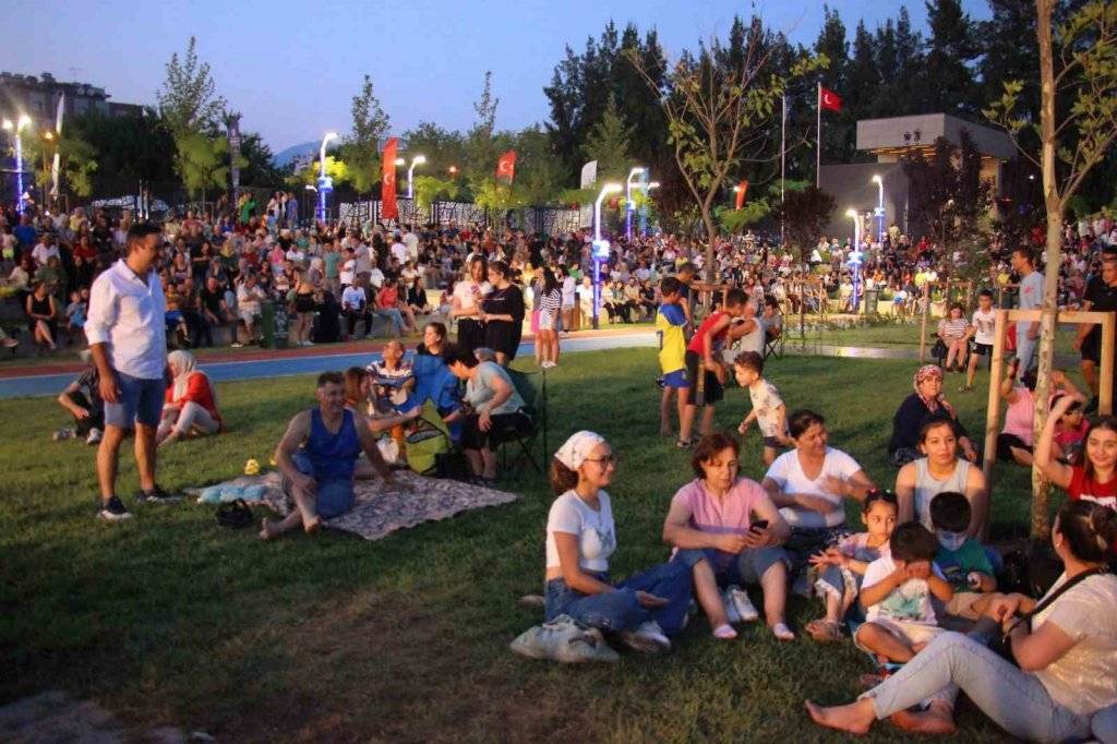 Aydın Mimar Sinan Parkı, düzenlenen Derya Uluğ konseriyle hizmete açıldı 9