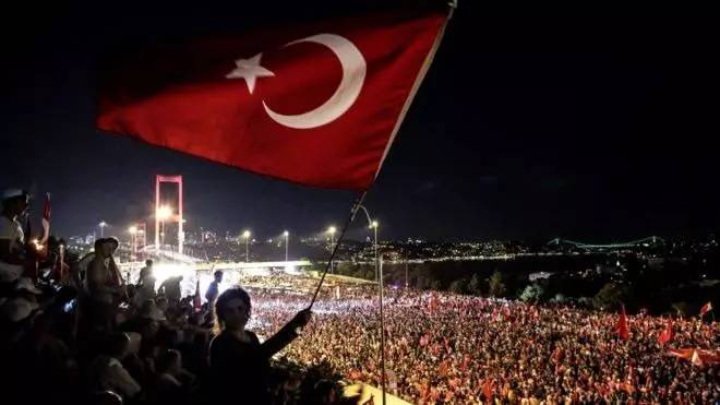 15 Temmuz'u unutmadılar tek yürek tek ses oldular, İşte ünlülerinden 15 Temmuz paylaşımları 2