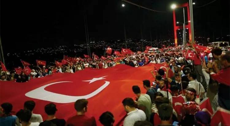 15 Temmuz'u unutmadılar tek yürek tek ses oldular, İşte ünlülerinden 15 Temmuz paylaşımları 3