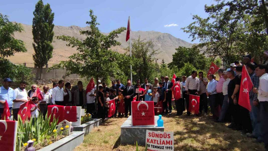 30 yıldır dinmeyen acı! PKK terör örgütünün şehit ettiği 14'ü çocuk 24 kişi mezarı başında anıldı! 1