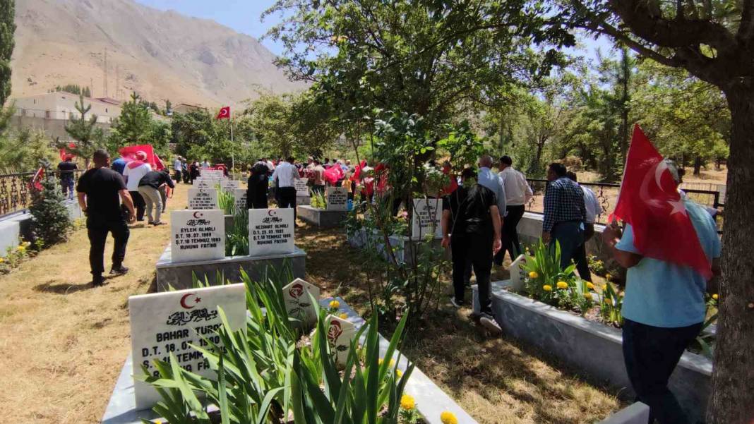 30 yıldır dinmeyen acı! PKK terör örgütünün şehit ettiği 14'ü çocuk 24 kişi mezarı başında anıldı! 2