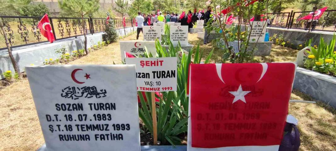 30 yıldır dinmeyen acı! PKK terör örgütünün şehit ettiği 14'ü çocuk 24 kişi mezarı başında anıldı! 4