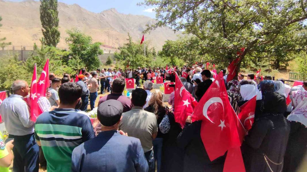 30 yıldır dinmeyen acı! PKK terör örgütünün şehit ettiği 14'ü çocuk 24 kişi mezarı başında anıldı! 5