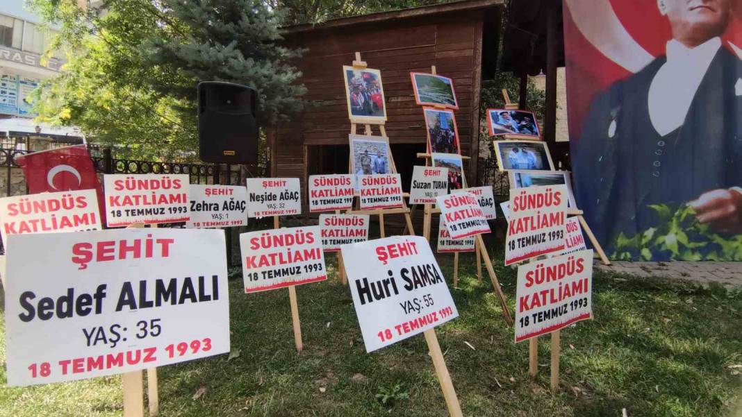 30 yıldır dinmeyen acı! PKK terör örgütünün şehit ettiği 14'ü çocuk 24 kişi mezarı başında anıldı! 9