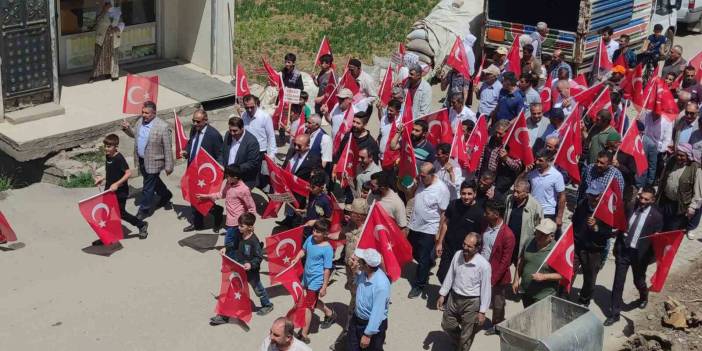 30 yıldır dinmeyen acı! PKK terör örgütünün şehit ettiği 14'ü çocuk 24 kişi mezarı başında anıldı!