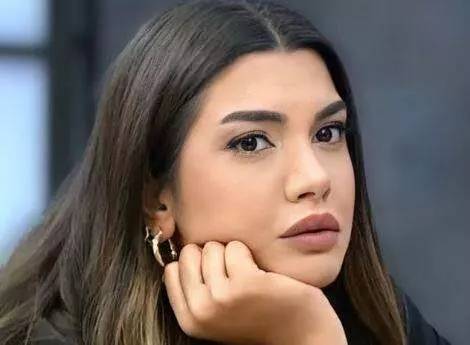 Fulya Öztürk, Umreye gitti, sosyal medyada başörtülü pozuna beğeni ve yorum yağdı 1