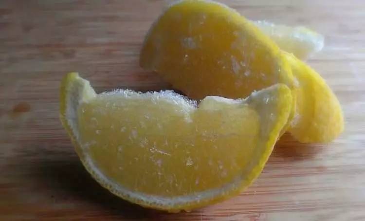 Çöpe atarken bir kez daha düşünün! Kansere karşı etkisi kanıtlandı! Donmuş limonun inanılmaz faydaları! 10