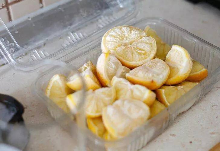 Çöpe atarken bir kez daha düşünün! Kansere karşı etkisi kanıtlandı! Donmuş limonun inanılmaz faydaları! 5