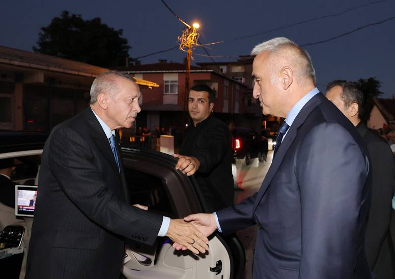 Pendik Cemevi'nde iftar programına katılan Cumhurbaşkanı Erdoğan'a çevredeki vatandaşlar tarafından sevgi seli 1