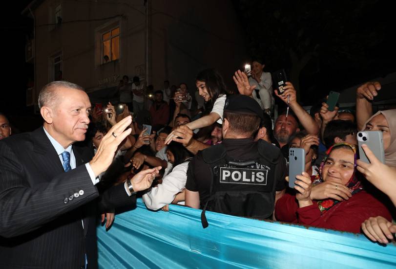 Pendik Cemevi'nde iftar programına katılan Cumhurbaşkanı Erdoğan'a çevredeki vatandaşlar tarafından sevgi seli 10