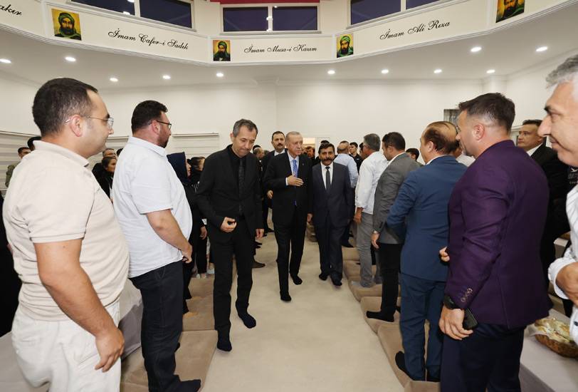 Pendik Cemevi'nde iftar programına katılan Cumhurbaşkanı Erdoğan'a çevredeki vatandaşlar tarafından sevgi seli 3