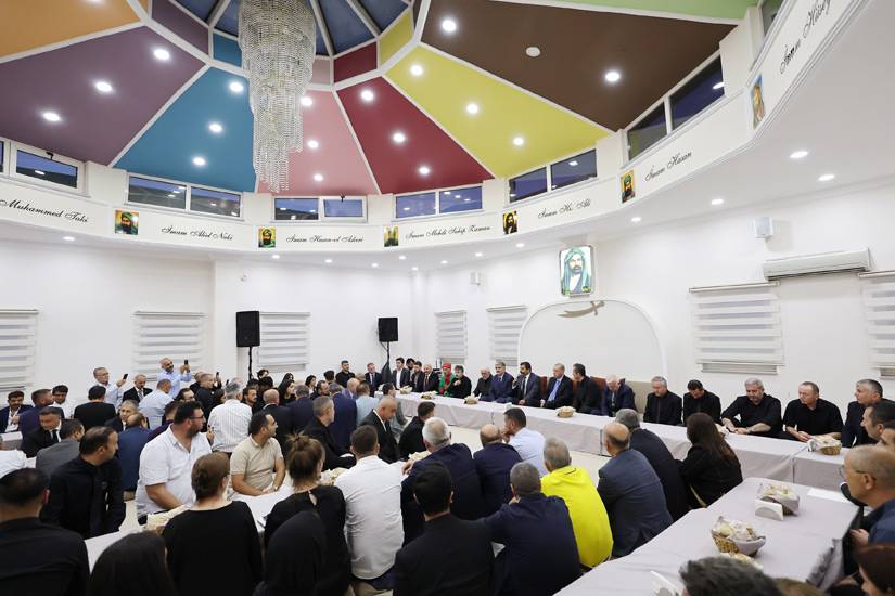 Pendik Cemevi'nde iftar programına katılan Cumhurbaşkanı Erdoğan'a çevredeki vatandaşlar tarafından sevgi seli 5