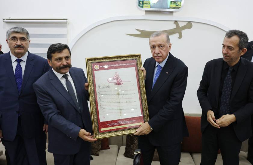 Pendik Cemevi'nde iftar programına katılan Cumhurbaşkanı Erdoğan'a çevredeki vatandaşlar tarafından sevgi seli 6