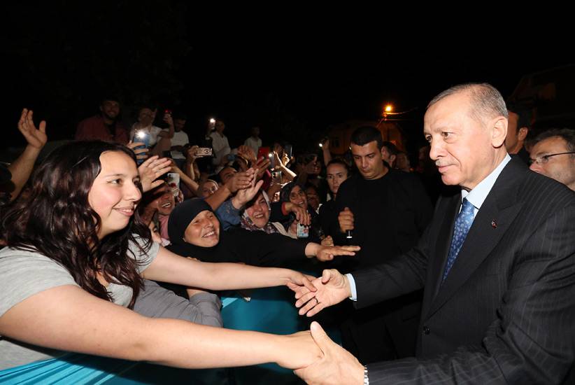 Pendik Cemevi'nde iftar programına katılan Cumhurbaşkanı Erdoğan'a çevredeki vatandaşlar tarafından sevgi seli 7