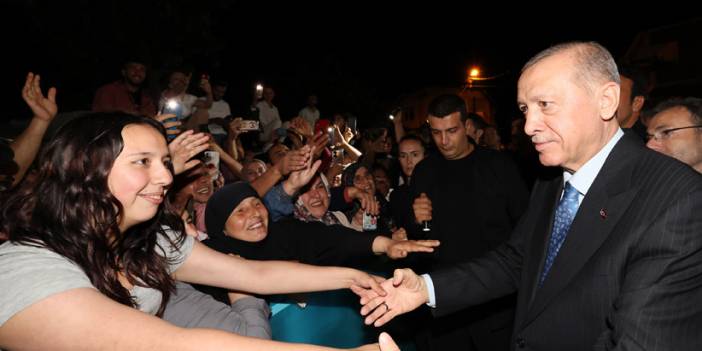 Pendik Cemevi'nde iftar programına katılan Cumhurbaşkanı Erdoğan'a çevredeki vatandaşlar tarafından sevgi seli