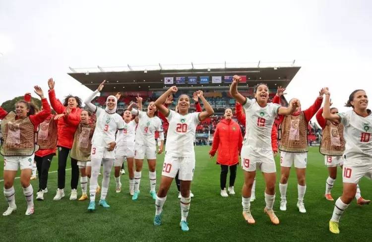 Dünya kupasında bir ilk yaşandı! Baş örtüsüyle sahaya çıkan faslı futbolcu gözyaşlarını tutamadı 3