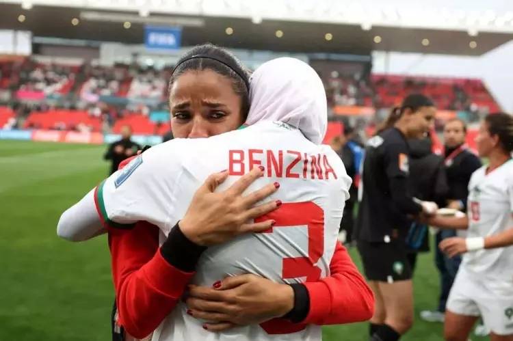 Dünya kupasında bir ilk yaşandı! Baş örtüsüyle sahaya çıkan faslı futbolcu gözyaşlarını tutamadı 7