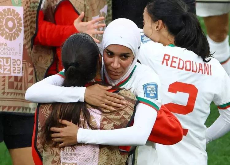 Dünya kupasında bir ilk yaşandı! Baş örtüsüyle sahaya çıkan faslı futbolcu gözyaşlarını tutamadı 8