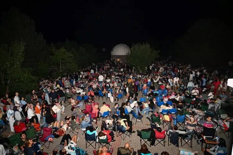 Gökyüzü tutkunları Yılın en etkileyici doğa olayı Meteor yağmurunu izlemek için sıraya girdiler 3