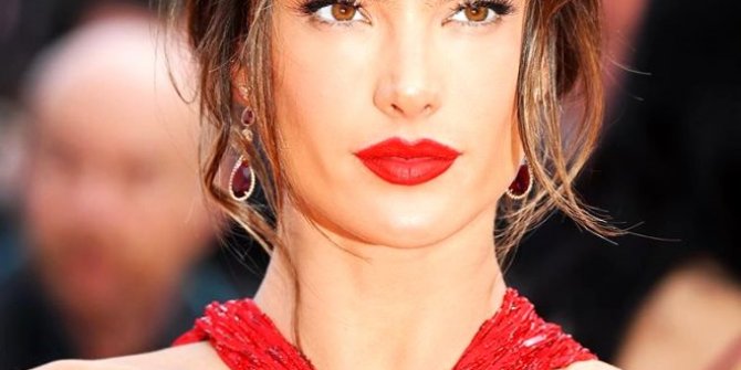 Cadılar Bayramı çılgınlığı devam ediyor! Alessandra Ambrosio'nun frikiği olay oldu