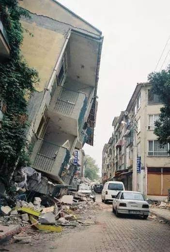 45 saniye sürmüştü! 17 Ağustos Gölcük depreminin üzerinden bugün 24 yıl geçti! 72