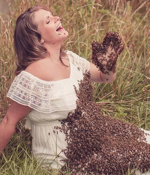 Hamile kadının arılarla şovu korkunç bitti 3