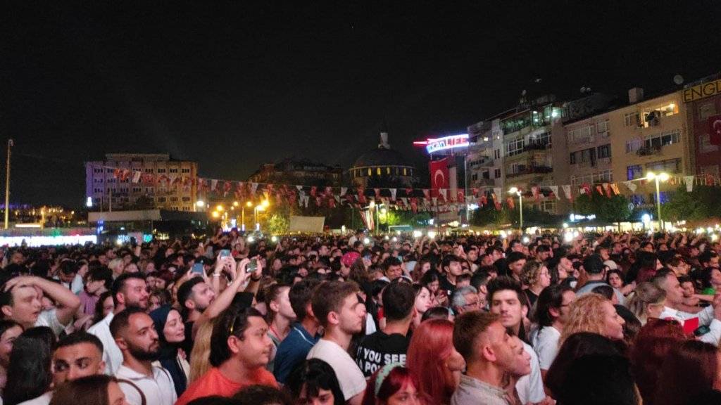 Konsere geç gelen ve ıslıklanan Teoman basın mensuplarını konserinden kovdu 12